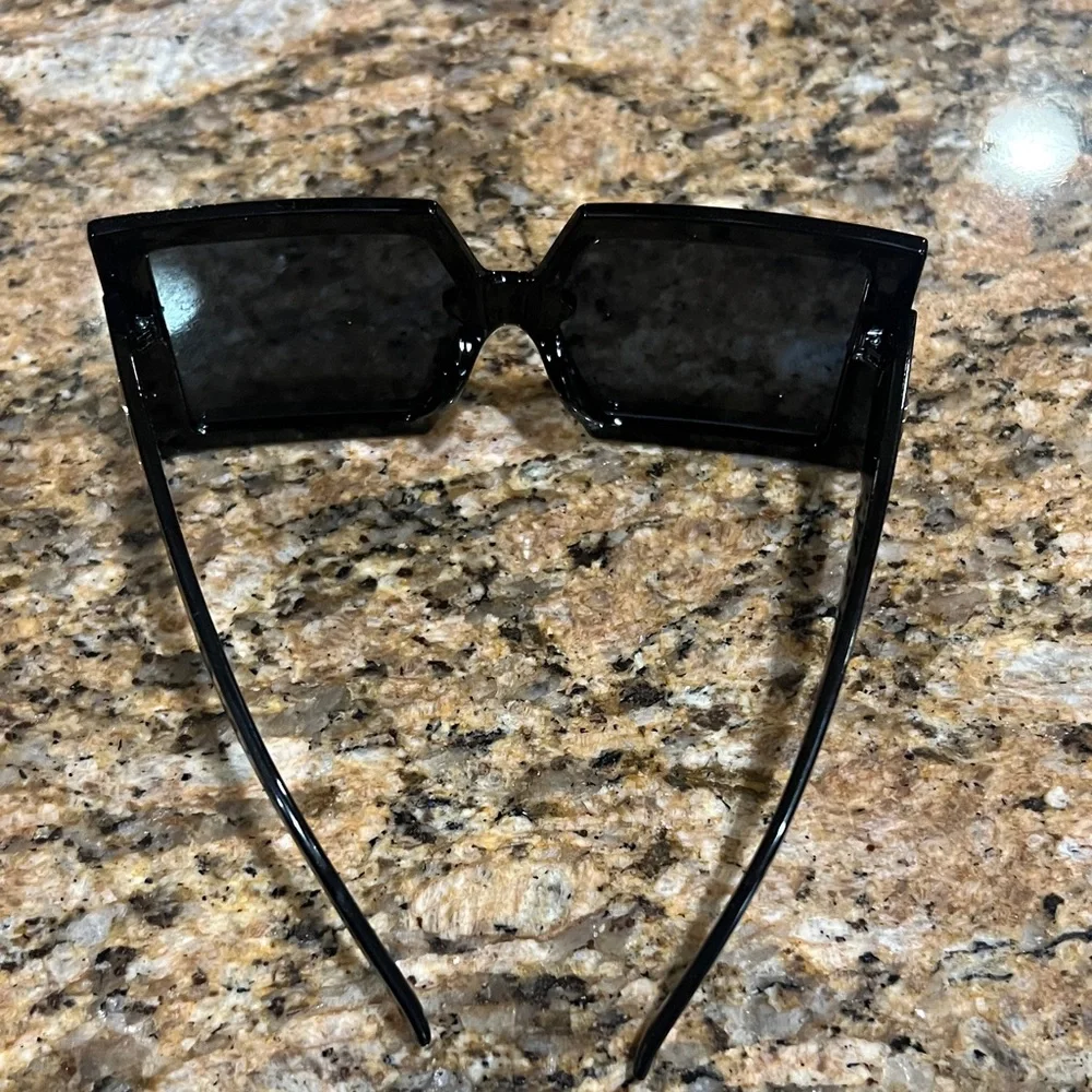 BRAND NEW Auth. LV Black Designer sunglasses 🕶️ read caption - Picture 7 of 11